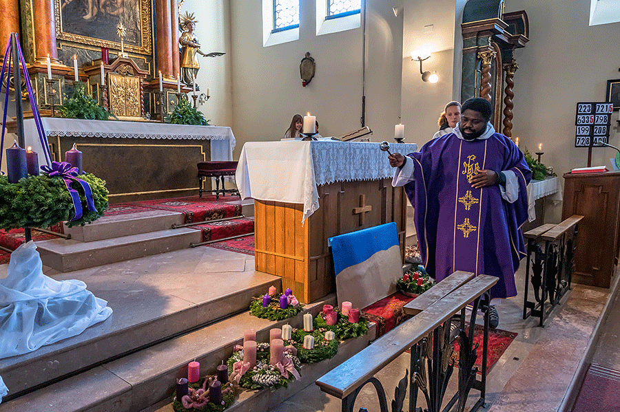 Pfarre Katzelsdorf - Adventkranz-Segnung durch Pfarrer Pater Raphael - Foto: JoSt © 2022